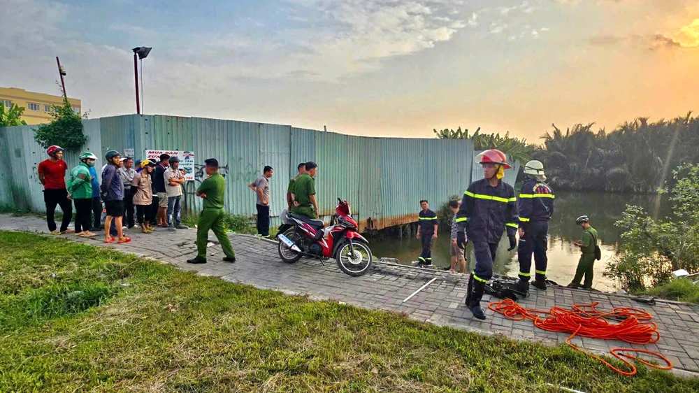 TP.HCM: Tìm thấy thi thể tài xế công nghệ bị nước cuốn vào cống bên đường Nguyễn Văn Linh