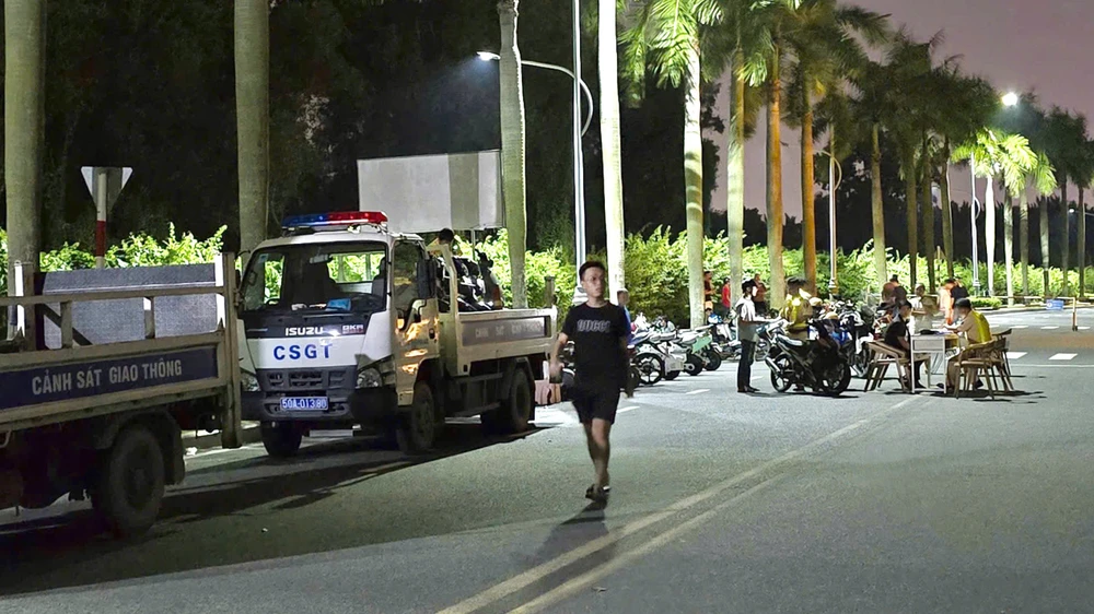 CSGT xử lý nhóm thanh niên độ pô, lạng lách trong khu đô thị Sala