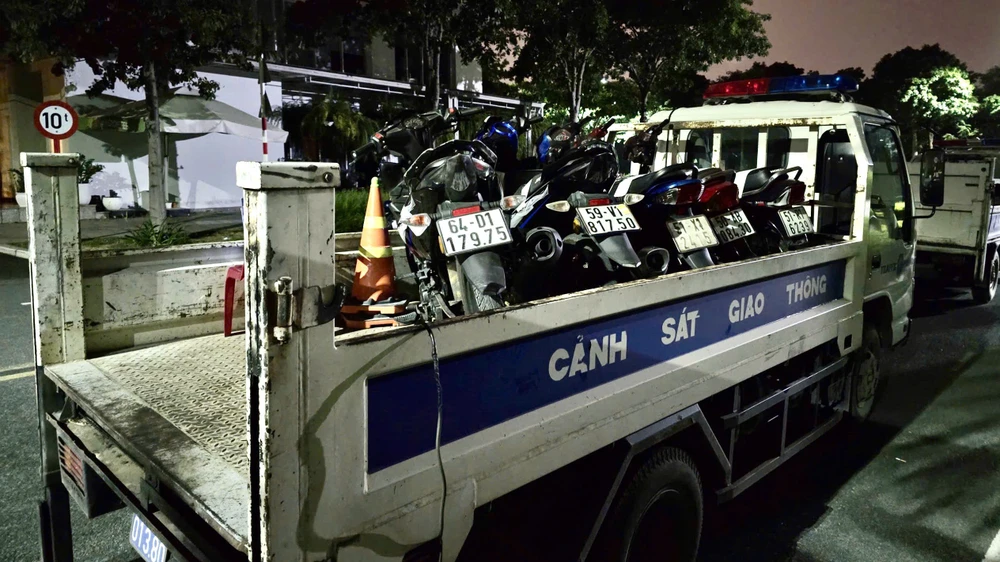 csgt-xu-ly-nhom-thanh-nien-do-po-lang-lach-trong-khu-do-thi-sala (2).jpg