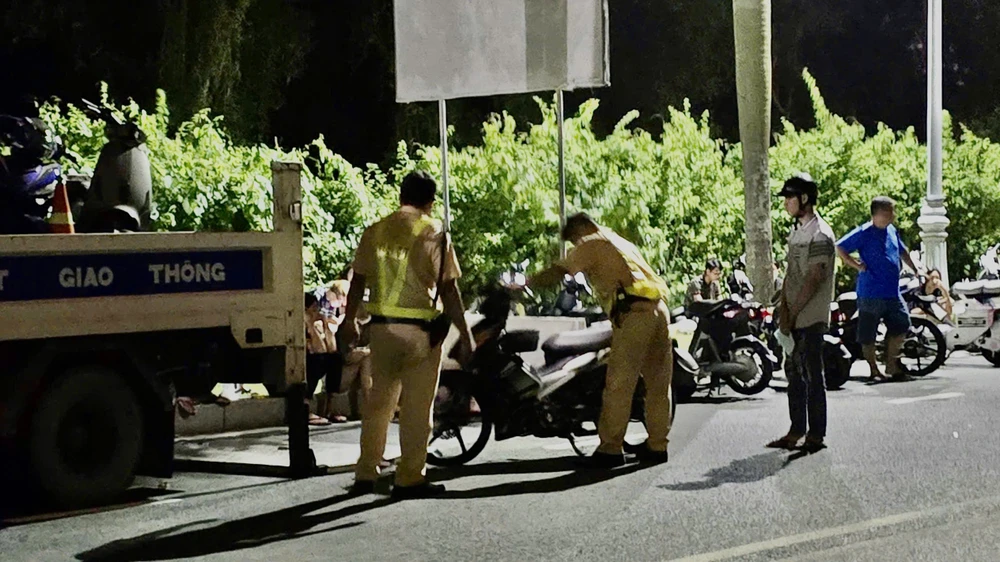 csgt-xu-ly-nhom-thanh-nien-do-po-lang-lach-trong-khu-do-thi-sala (3).jpg