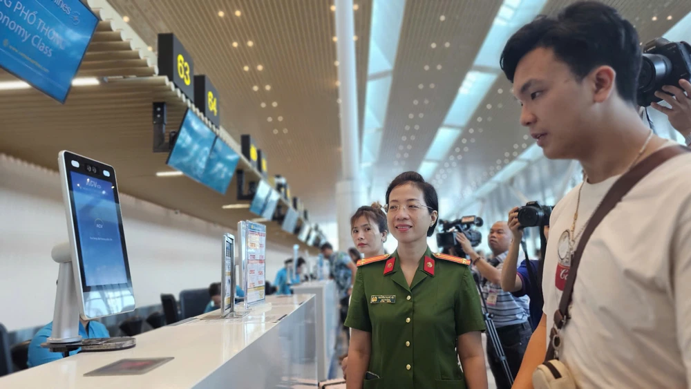 hanh-khach-chi-can-vneid-nhan-dien-khuon-mat-de-lam-thu-tuc-tai-ga-t3-san-bay-tan-son-nhat (2).jpg