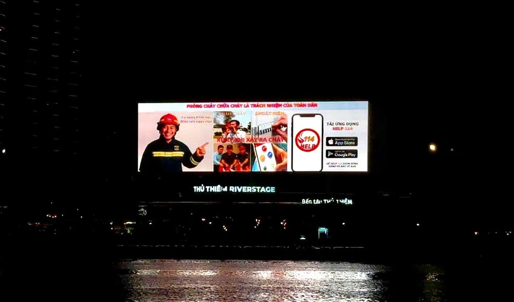 tp-hcm-canh-sat-tuyen-truyen-pccc-bang-cum-man-hinh-lon-nhat-dong-nam-a (1).jpg