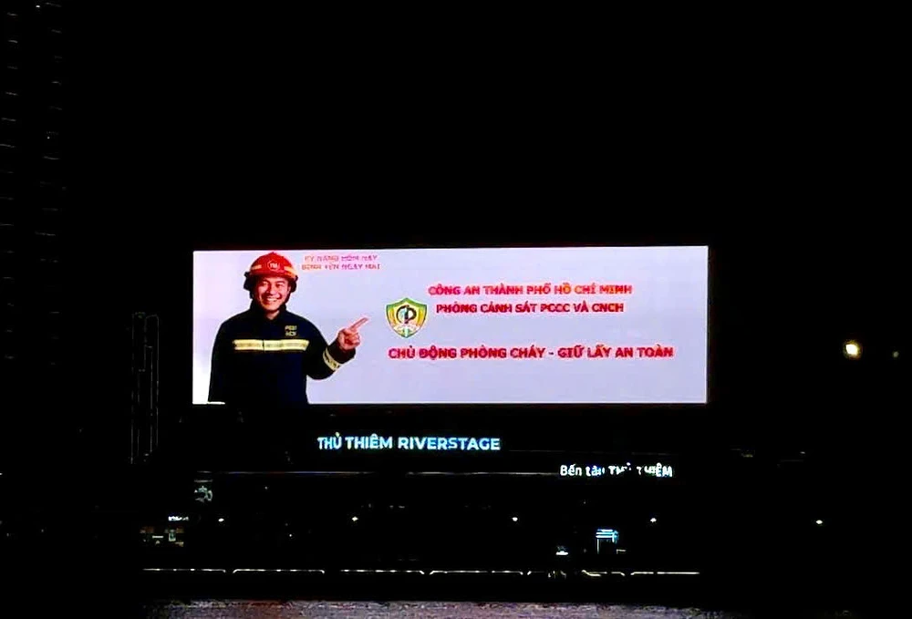 TP.HCM: Cảnh sát tuyên truyền PCCC bằng cụm màn hình lớn nhất Đông Nam Á