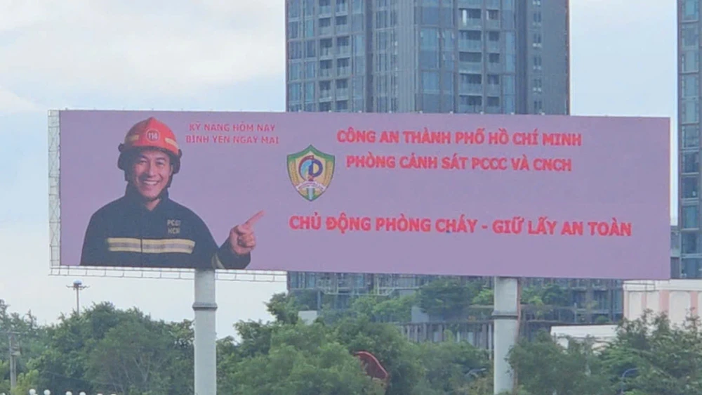 tp-hcm-canh-sat-tuyen-truyen-pccc-bang-cum-man-hinh-lon-nhat-dong-nam-a (3).jpg