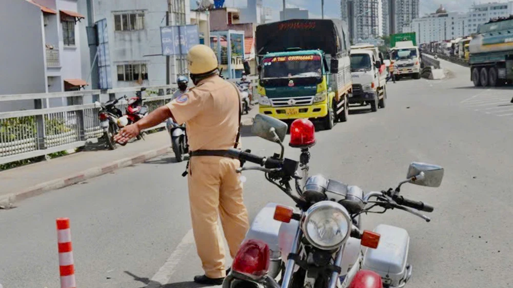 Xe chết máy trên cầu Phú Mỹ do hết nhiên liệu, CSGT TP.HCM khuyến cáo doanh nghiệp