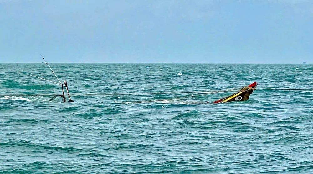 TP.HCM: Ghe đánh cá chìm trên biển, hai ngư dân được cứu kịp thời