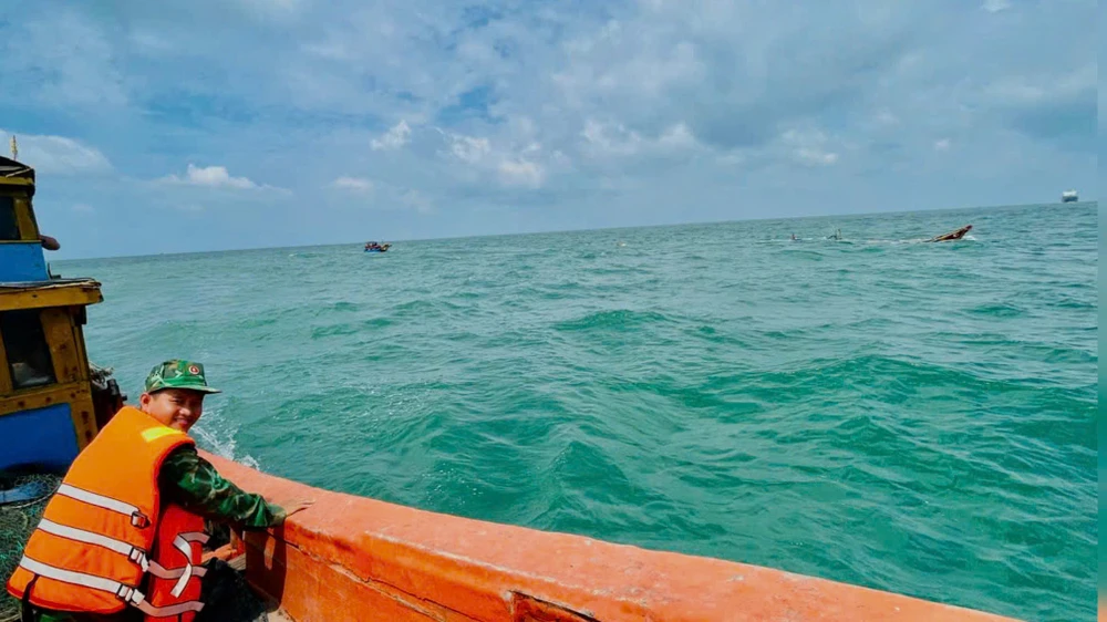 tp-hcm-ghe-danh-ca-chim-tren-bien-hai-ngu-dan-duoc-cuu-kip-thoi (3).jpg