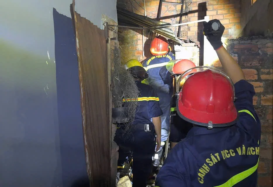 chay-nha-luc-rang-sang-hai-phu-nu-duoc-cuu-kip-thoi (3).jpg