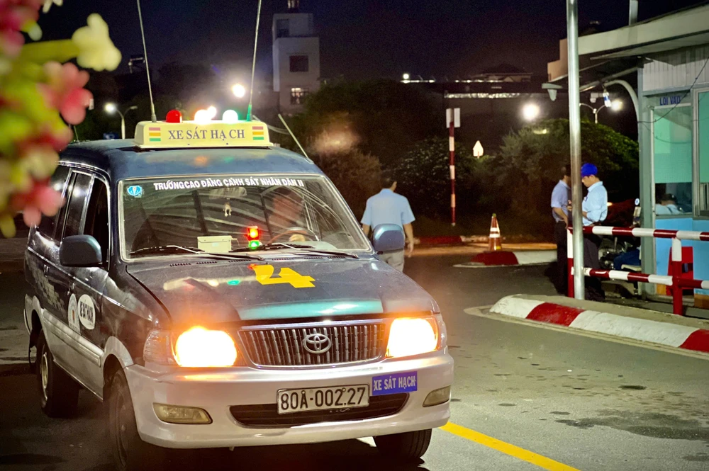 tp-hcm-chay-nuoc-rut-giai-quyet-hang-chuc-ngan-ho-so-sat-hach-lai-xe-ton-dong (2).jpg