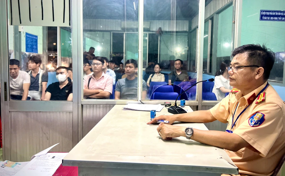 tp-hcm-chay-nuoc-rut-giai-quyet-hang-chuc-ngan-ho-so-sat-hach-lai-xe-ton-dong (3).jpg