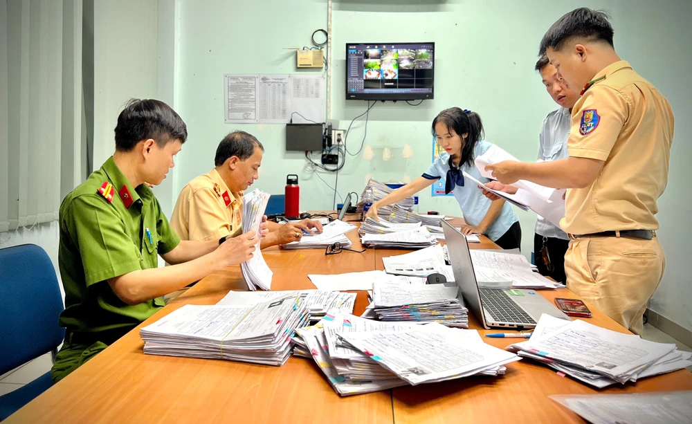 tp-hcm-chay-nuoc-rut-giai-quyet-hang-chuc-ngan-ho-so-sat-hach-lai-xe-ton-dong (5).jpg