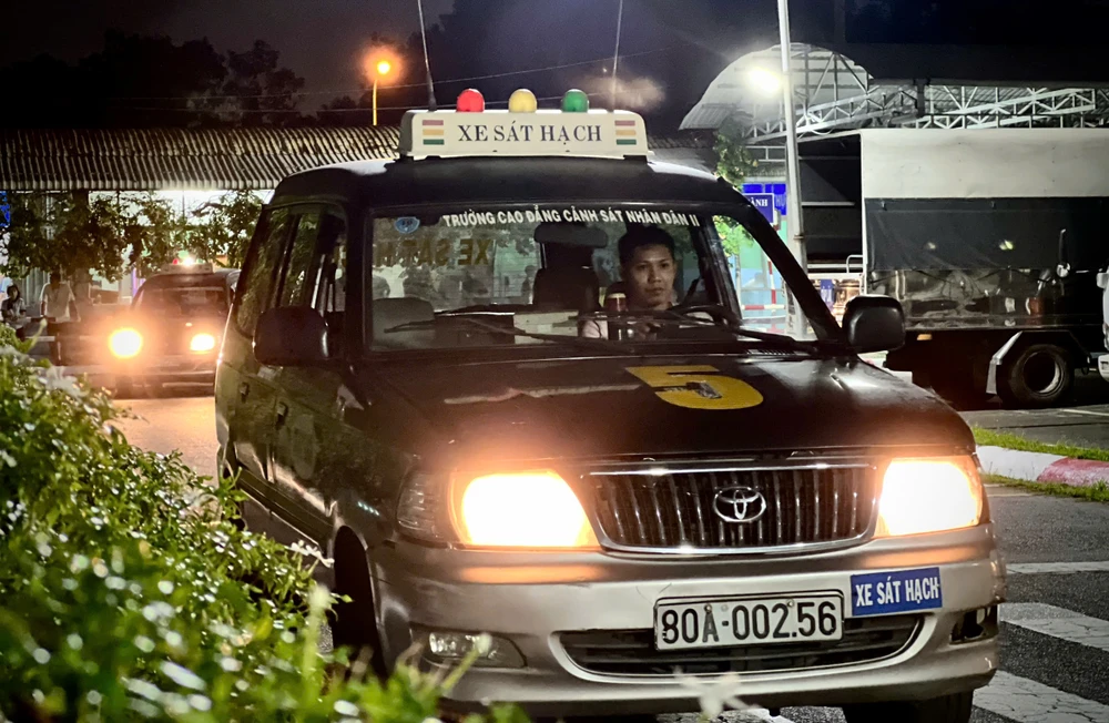 tp-hcm-chay-nuoc-rut-giai-quyet-hang-chuc-ngan-ho-so-sat-hach-lai-xe-ton-dong (7).jpg