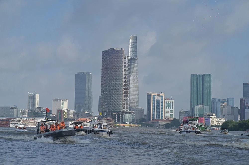 chum-anh-cong-an-tp-hcm-cung-168-cong-an-phuong-xa-dong-loat-ra-quan-tan-cong-tran-ap-cac-loai-toi-pham (1).jpg