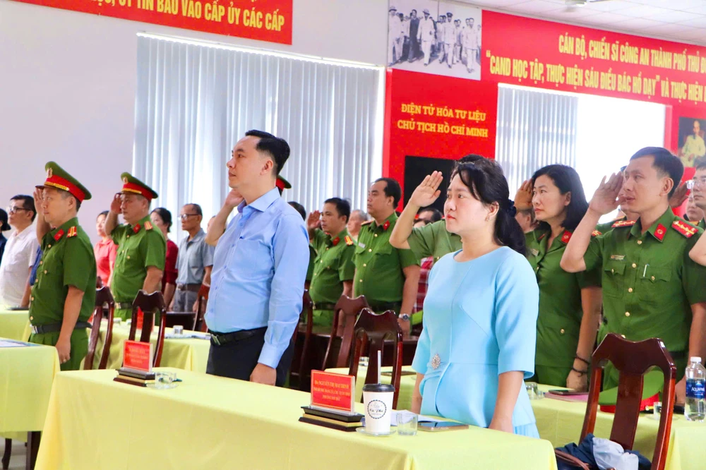 chum-anh-cong-an-tp-hcm-cung-168-cong-an-phuong-xa-dong-loat-ra-quan-tan-cong-tran-ap-cac-loai-toi-pham (10).jpg