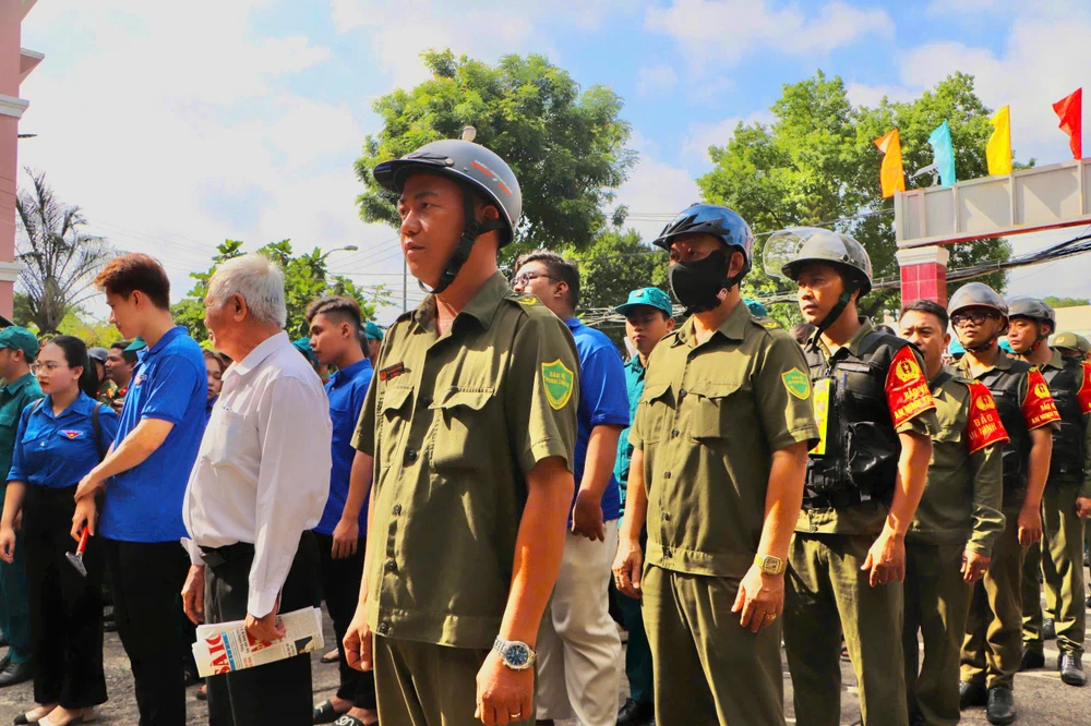 chum-anh-cong-an-tp-hcm-cung-168-cong-an-phuong-xa-dong-loat-ra-quan-tan-cong-tran-ap-cac-loai-toi-pham (11).jpg