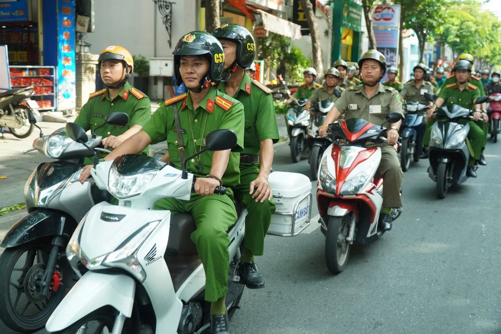 chum-anh-cong-an-tp-hcm-cung-168-cong-an-phuong-xa-dong-loat-ra-quan-tan-cong-tran-ap-cac-loai-toi-pham (12).jpg
