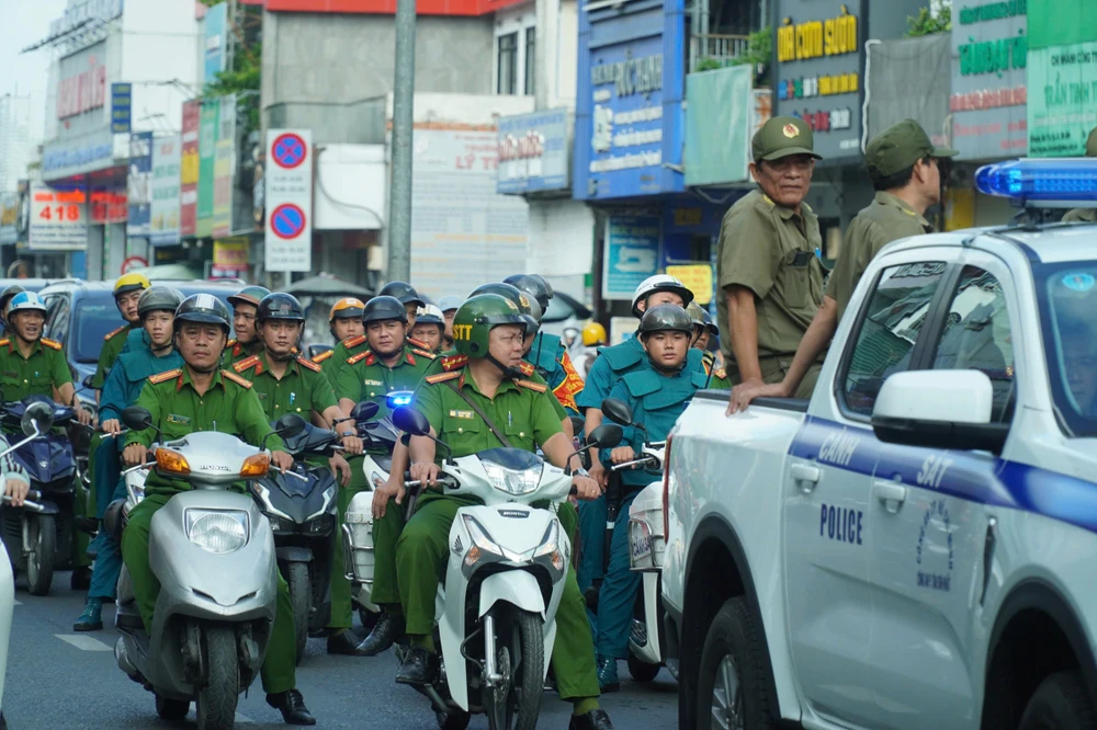 chum-anh-cong-an-tp-hcm-cung-168-cong-an-phuong-xa-dong-loat-ra-quan-tan-cong-tran-ap-cac-loai-toi-pham (13).jpg