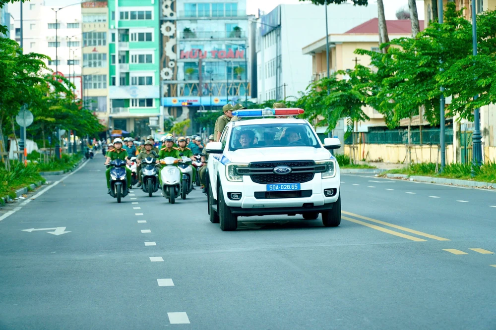 chum-anh-cong-an-tp-hcm-cung-168-cong-an-phuong-xa-dong-loat-ra-quan-tan-cong-tran-ap-cac-loai-toi-pham (14).jpg