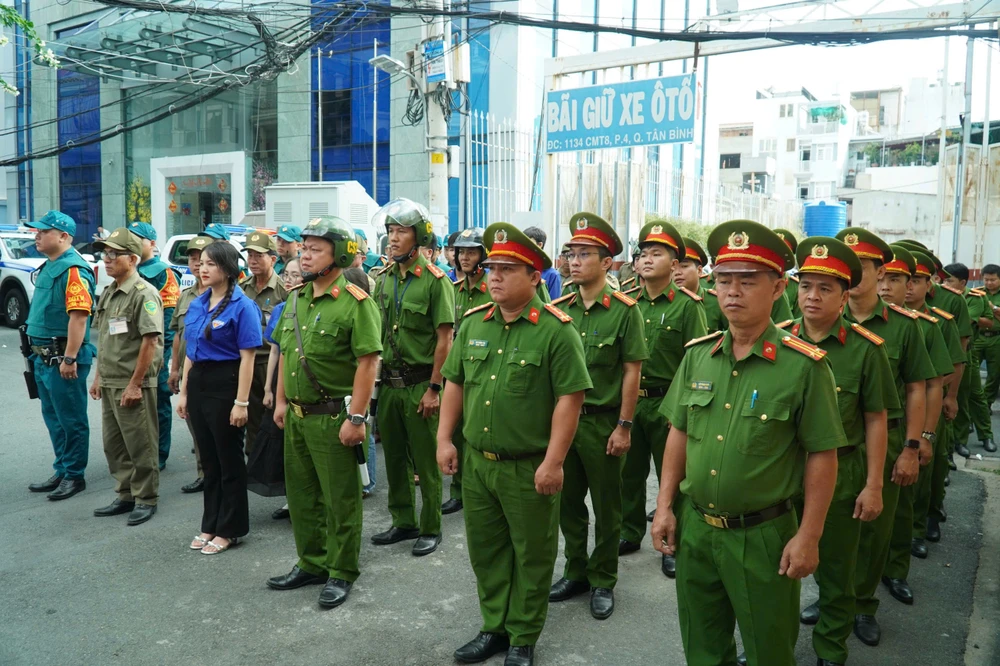 chum-anh-cong-an-tp-hcm-cung-168-cong-an-phuong-xa-dong-loat-ra-quan-tan-cong-tran-ap-cac-loai-toi-pham (15).jpg