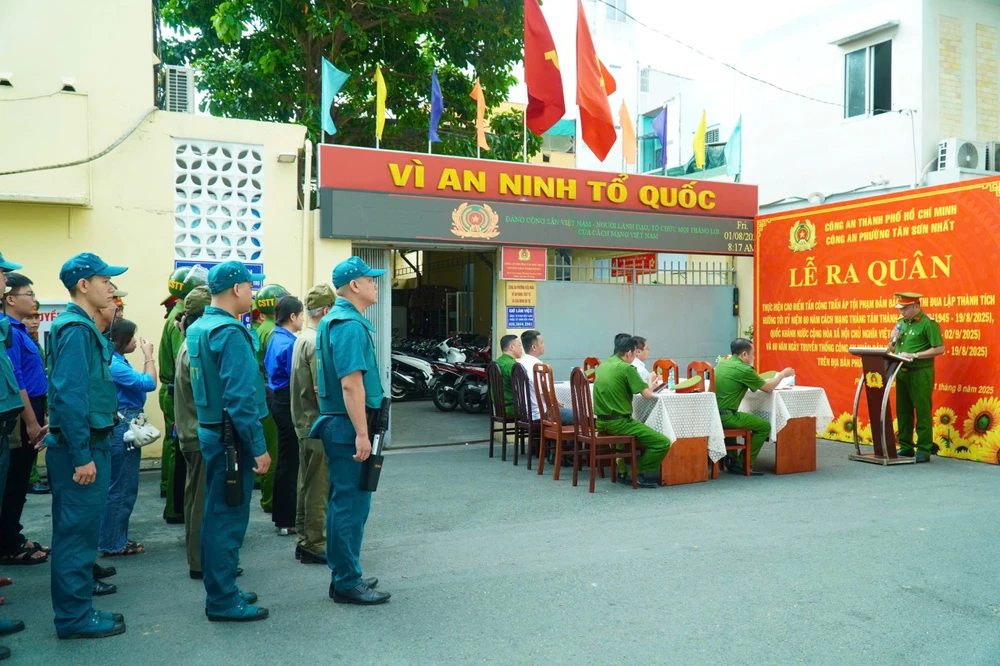 chum-anh-cong-an-tp-hcm-cung-168-cong-an-phuong-xa-dong-loat-ra-quan-tan-cong-tran-ap-cac-loai-toi-pham (16).jpg