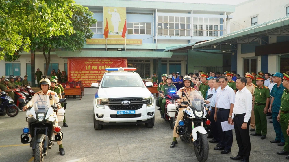 chum-anh-cong-an-tp-hcm-cung-168-cong-an-phuong-xa-dong-loat-ra-quan-tan-cong-tran-ap-cac-loai-toi-pham (18).jpg