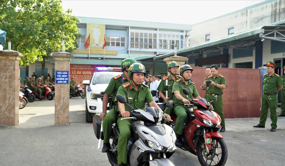 chum-anh-cong-an-tp-hcm-cung-168-cong-an-phuong-xa-dong-loat-ra-quan-tan-cong-tran-ap-cac-loai-toi-pham (19).jpg