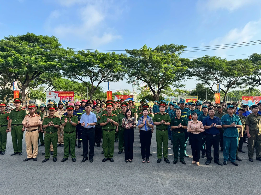 chum-anh-cong-an-tp-hcm-cung-168-cong-an-phuong-xa-dong-loat-ra-quan-tan-cong-tran-ap-cac-loai-toi-pham (20).jpg