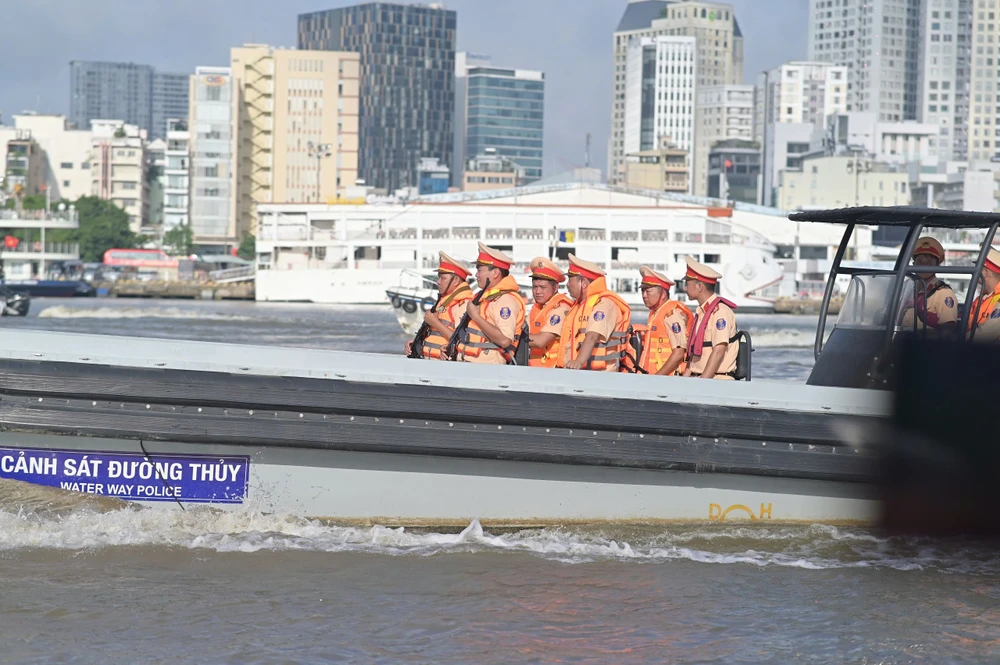 chum-anh-cong-an-tp-hcm-cung-168-cong-an-phuong-xa-dong-loat-ra-quan-tan-cong-tran-ap-cac-loai-toi-pham (22).jpg