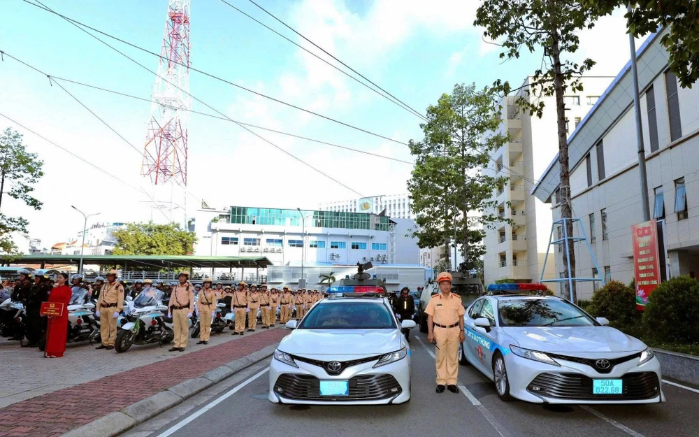 chum-anh-cong-an-tp-hcm-cung-168-cong-an-phuong-xa-dong-loat-ra-quan-tan-cong-tran-ap-cac-loai-toi-pham (3).jpg