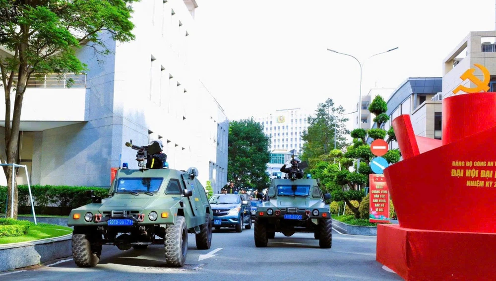 chum-anh-cong-an-tp-hcm-cung-168-cong-an-phuong-xa-dong-loat-ra-quan-tan-cong-tran-ap-cac-loai-toi-pham (4).jpg