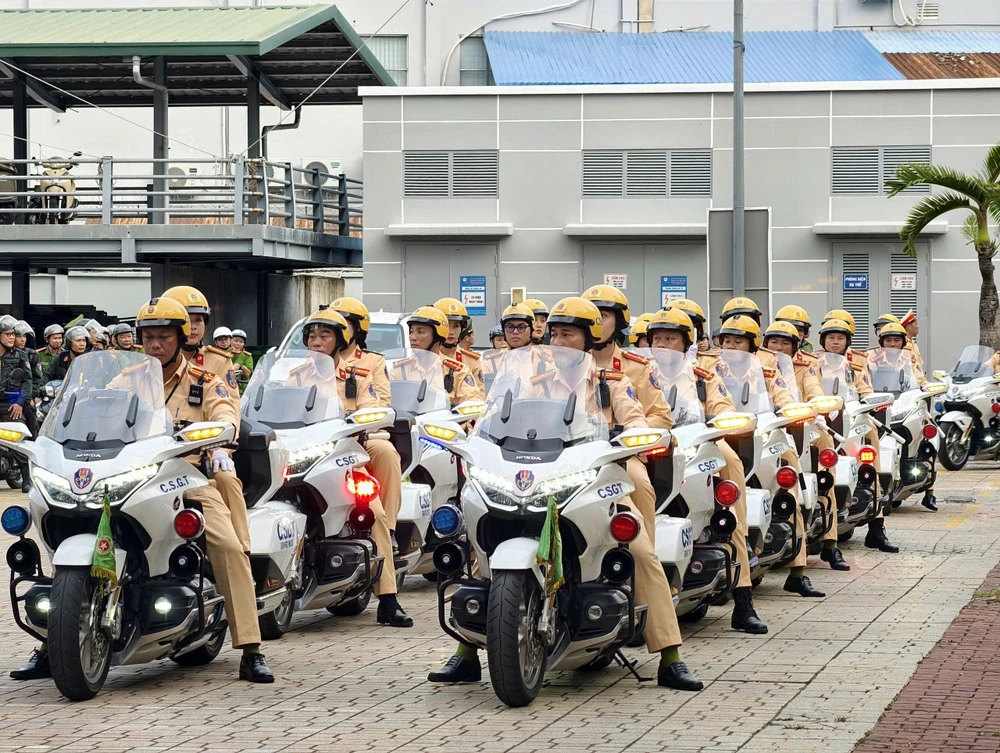 chum-anh-cong-an-tp-hcm-cung-168-cong-an-phuong-xa-dong-loat-ra-quan-tan-cong-tran-ap-cac-loai-toi-pham (6).jpg