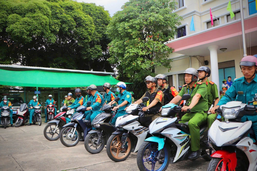 chum-anh-cong-an-tp-hcm-cung-168-cong-an-phuong-xa-dong-loat-ra-quan-tan-cong-tran-ap-cac-loai-toi-pham (8).jpg