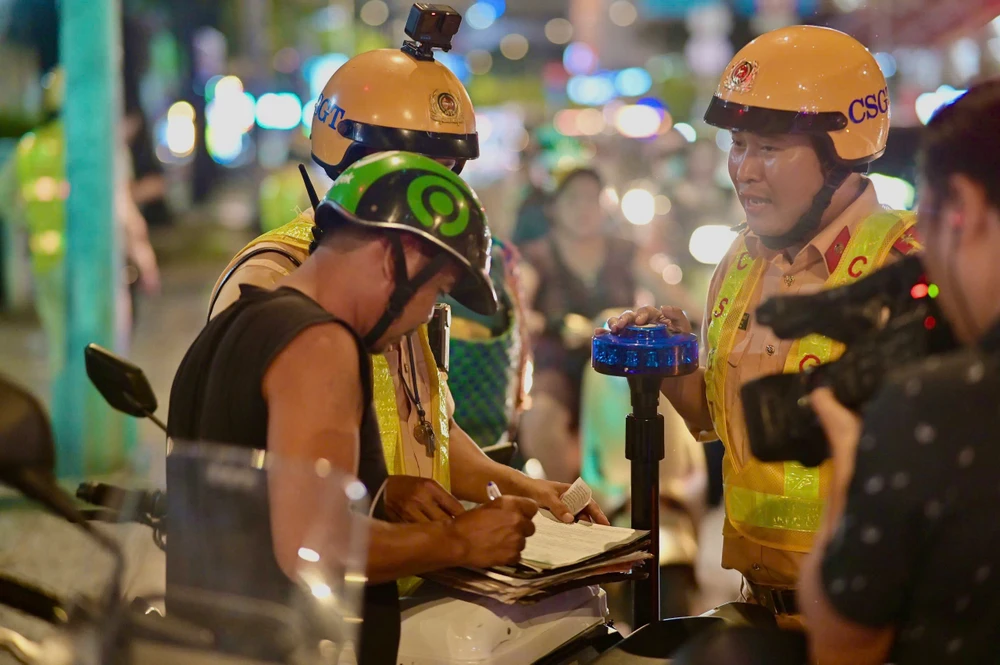 tp-hcm-bi-kiem-tra-nong-do-con-nguoi-dan-ong-bo-lai-xe-may-roi-chay-bo (1).jpg