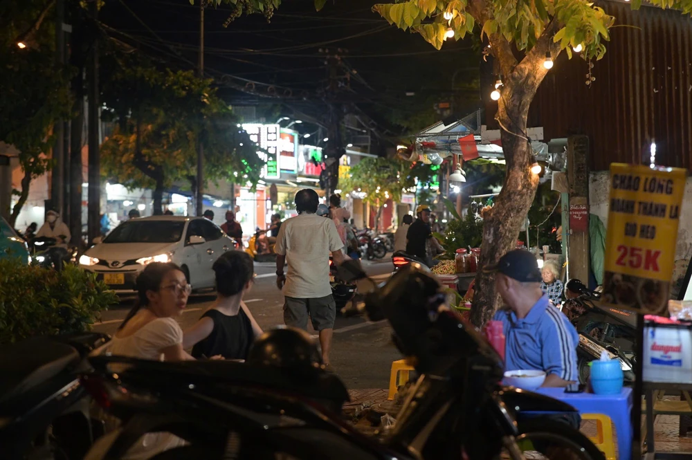 TP.HCM: Bị kiểm tra nồng độ cồn, người đàn ông bỏ lại xe máy rồi chạy bộ