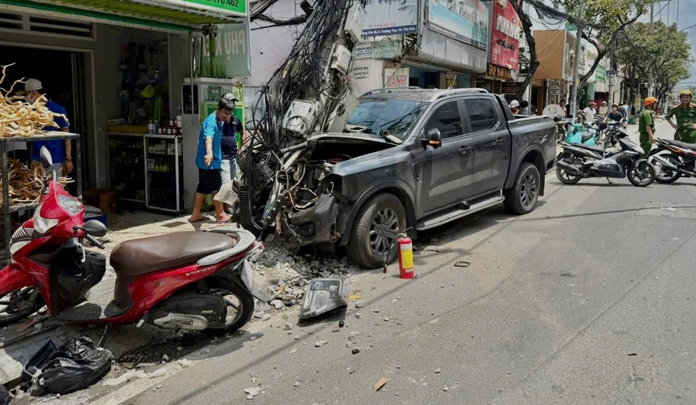 tp-hcm-xe-ban-tai-mat-lai-tong-tru-dien-2-nguoi-nguy-kich (1).jpg