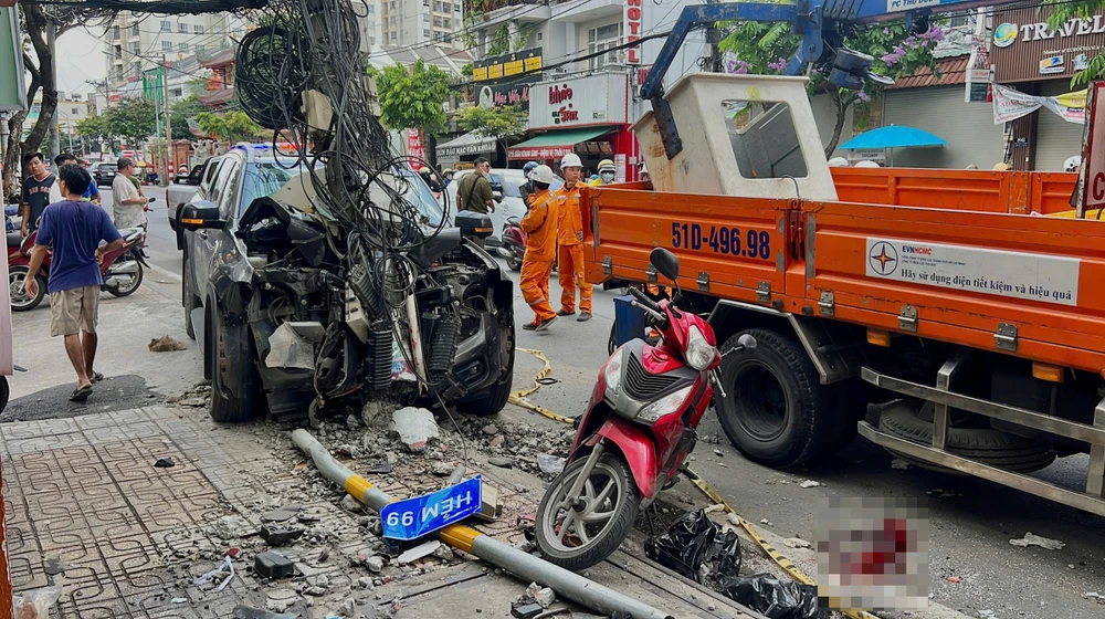 TP.HCM: Xe bán tải mất lái tông trụ điện, 2 người nguy kịch
