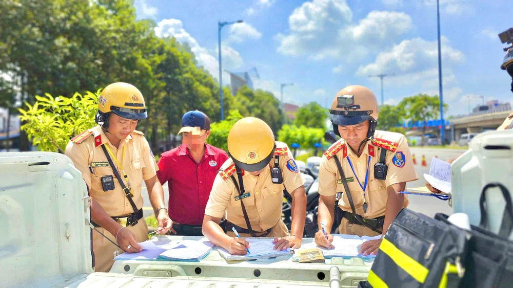 Khách ngồi trên xe ô tô không thắt dây đai an toàn, nhiều tài xế bị phạt