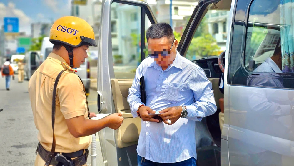 khach-ngoi-tren-xe-o-to-khong-that-day-dai-an-toan-nhieu-tai-xe-bi-phat (3).jpg