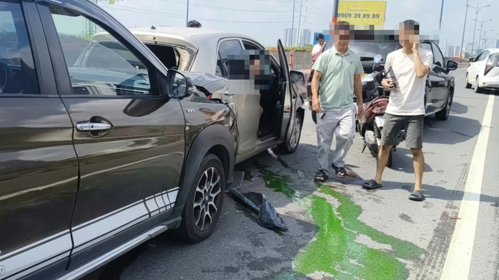 tai-nan-lien-hoan-giua-5-o-to-tren-cau-o-tp-hcm (1).jpg