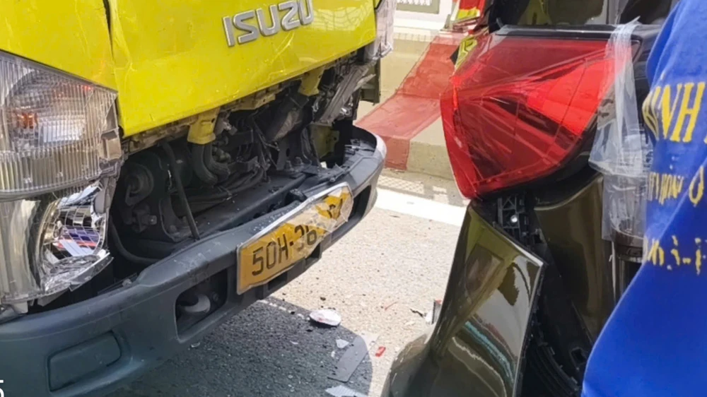 tai-nan-lien-hoan-giua-5-o-to-tren-cau-o-tp-hcm (3).jpg