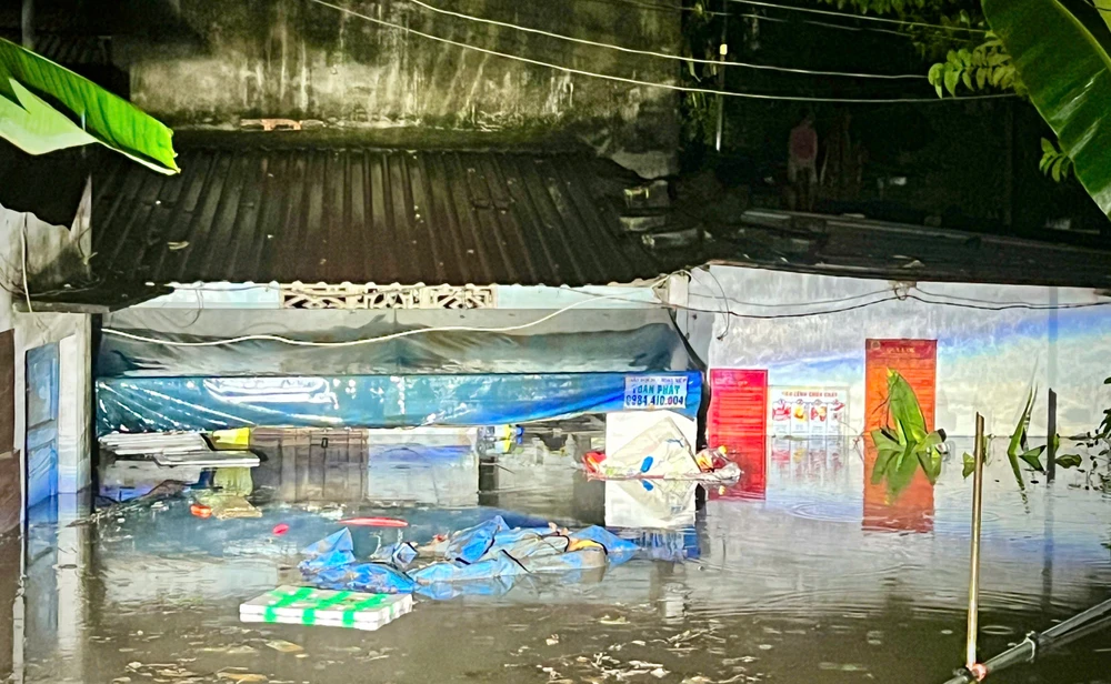 TP.HCM: Nhiều nhà dân chìm trong 'biển nước' sau cơn mưa lớn kéo dài