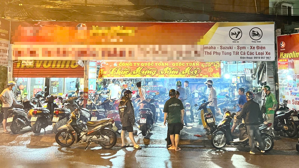 tp-hcm-nhieu-nha-dan-chim-trong-bien-nuoc-sau-con-mua-lon-keo-dai (10).jpg