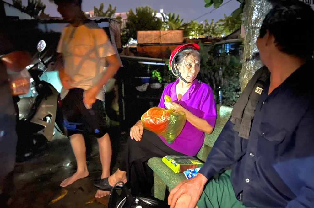 tp-hcm-nhieu-nha-dan-chim-trong-bien-nuoc-sau-con-mua-lon-keo-dai (6).jpg