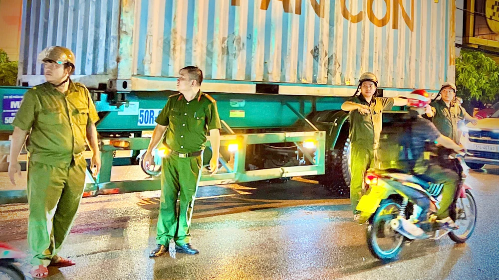 tp-hcm-nhieu-nha-dan-chim-trong-bien-nuoc-sau-con-mua-lon-keo-dai (8).jpg