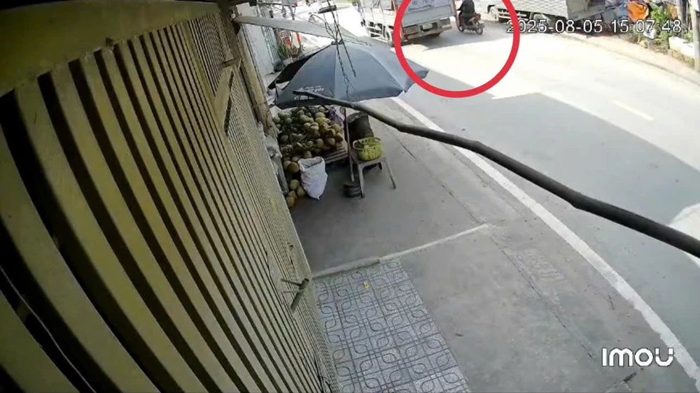 cong-an-lam-viec-voi-tai-xe-xe-tai-roi-khoi-hien-truong-sau-va-cham-khien-mot-nguoi-tu-vong (1).jpg