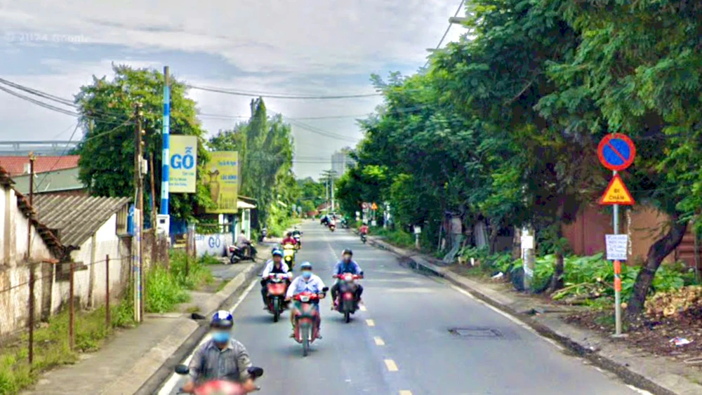 Công an làm việc với tài xế xe tải rời khỏi hiện trường sau va chạm khiến một người tử vong