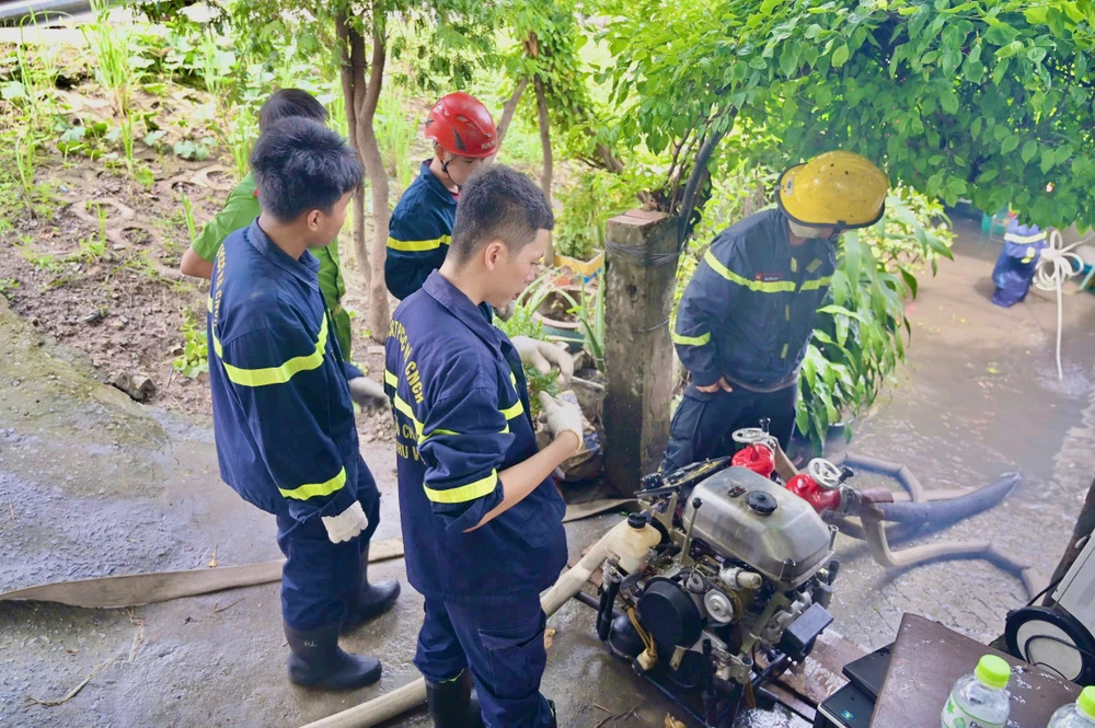 tp-hcm-khan-truong-khac-phuc-su-co-ngap-lut-sap-do-tuong-nha-tro-sau-tran-mua-lon (1).jpg