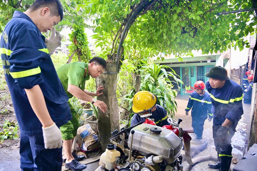 tp-hcm-khan-truong-khac-phuc-su-co-ngap-lut-sap-do-tuong-nha-tro-sau-tran-mua-lon (2).jpg