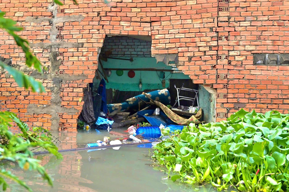 tp-hcm-khan-truong-khac-phuc-su-co-ngap-lut-sap-do-tuong-nha-tro-sau-tran-mua-lon (3).jpg