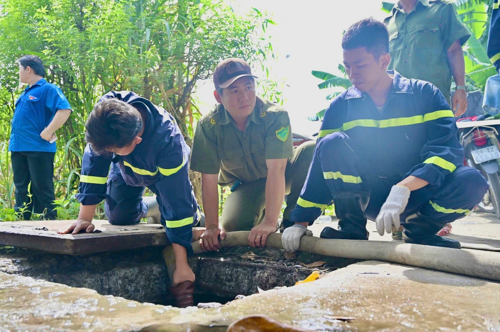 tp-hcm-khan-truong-khac-phuc-su-co-ngap-lut-sap-do-tuong-nha-tro-sau-tran-mua-lon (5).jpg